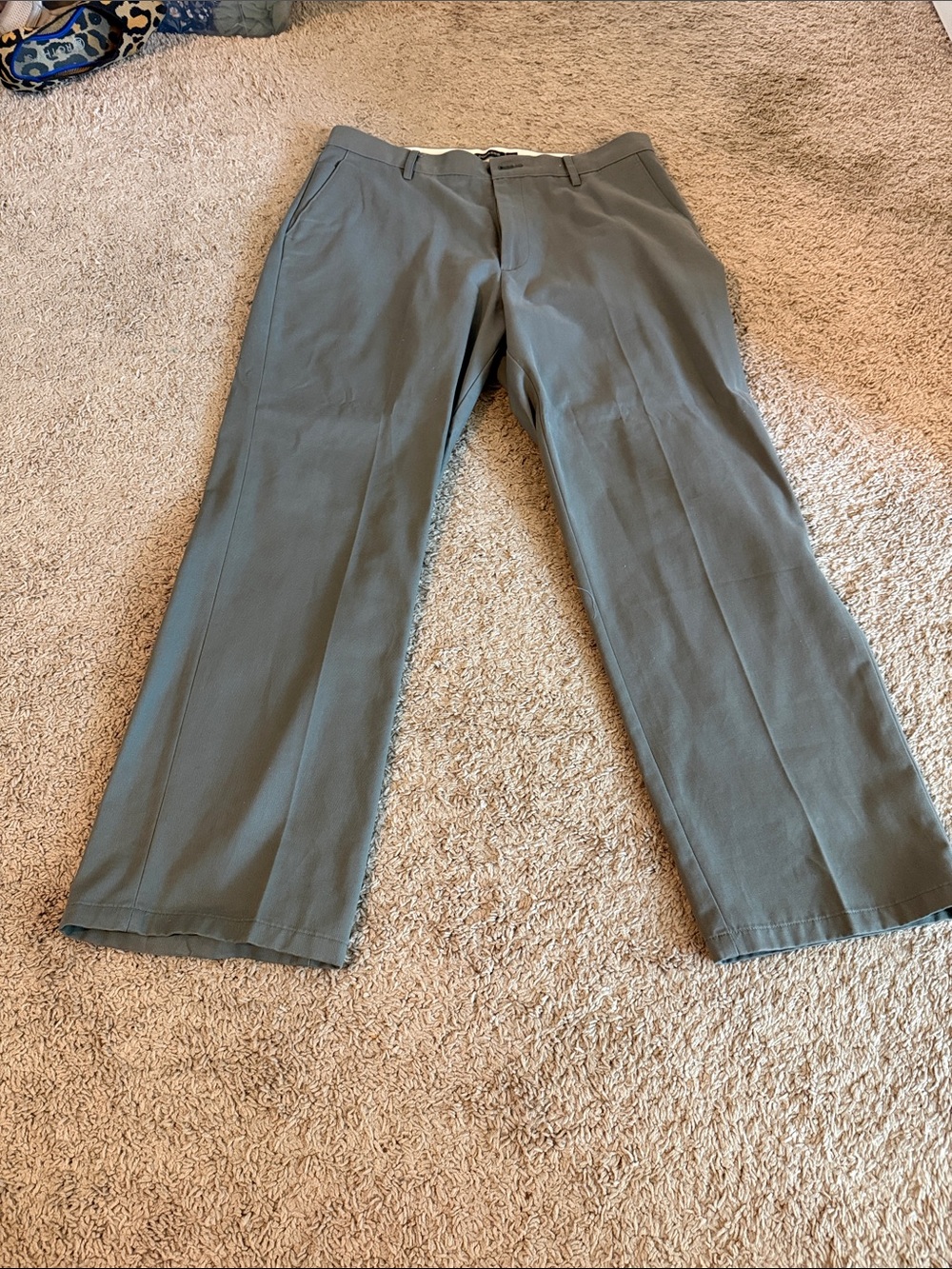 Dockers Men's Straight Chinos in Gray